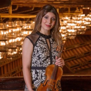 عازفة الكمان