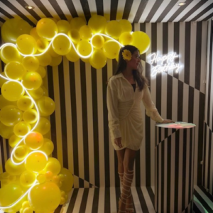 أبيض وأسود مع كشك أصفر