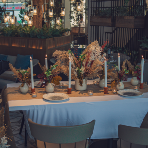 مفهوم النمط الريفي مع الديكور الجانبي (ترتيب الطاولة)